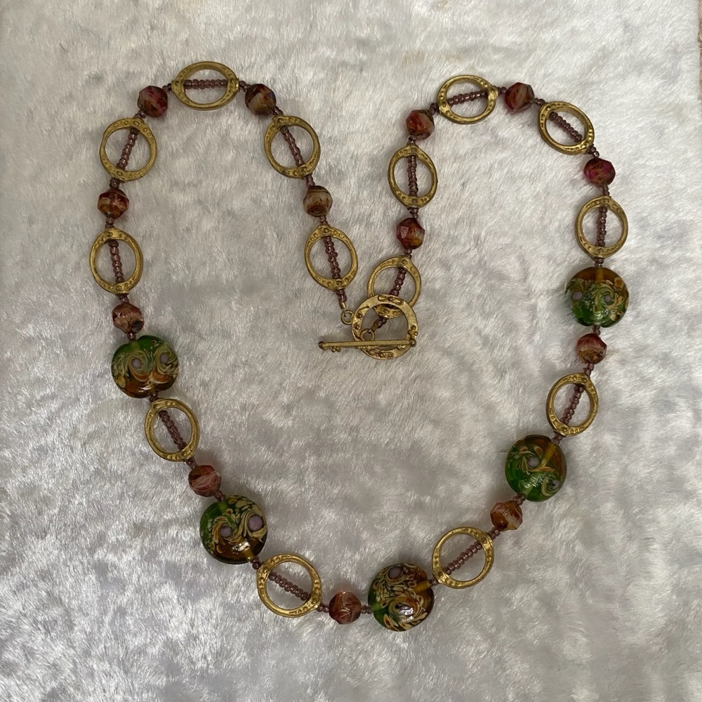 🍀VTG Gold and Green Swirl Glass Bead Necklace